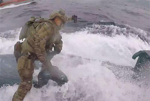 Clip: Kịch tính màn truy đuổi tàu ngầm chở 8,5 tấn ma túy của Tuần duyên Mỹ 