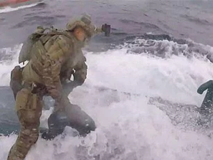 Clip: Kịch tính màn truy đuổi tàu ngầm chở 8,5 tấn ma túy của Tuần duyên Mỹ