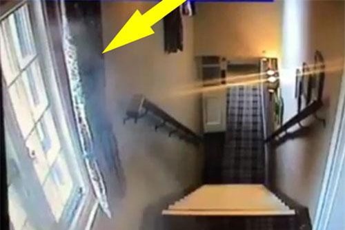 CLIP: ‘Lạnh gáy’ trước cảnh ma nữ đi xuyên qua cửa sổ vào nhà