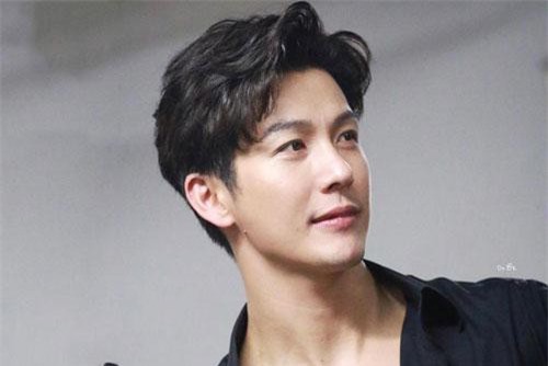 Mỹ nam hấp dẫn của màn ảnh Thái Lan gây sốt với “Chiếc lá cuốn bay”