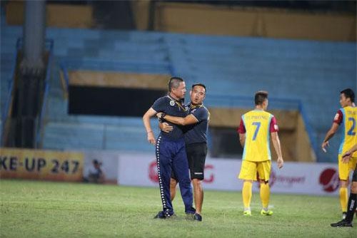 HLV CLB Hà Nội chỉ trích trọng tài sau trận hoà đội cuối bảng