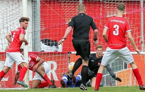 Clip: Hài hước với bàn thắng khó tin của trọng tài