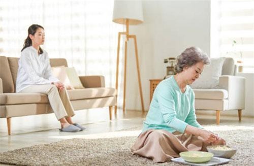 "Giỗ chồng mẹ chứ có phải chồng em đâu mà mẹ cứ phải đợi em lo?"