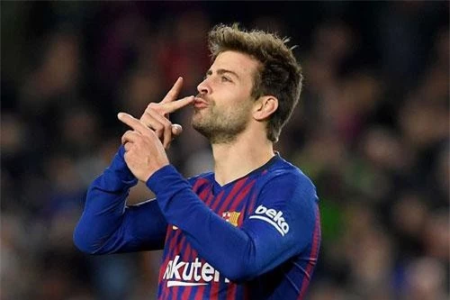 Trung vệ: Gerard Pique.