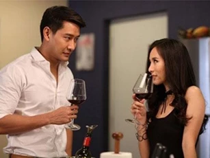 Tưởng đàn ông nào cũng giống nhau, cô thư ký giở trò "bẫy" sếp, ngờ đâu đúng phút gay cấn thì anh nói 1 câu khiến cô ta ngượng chín mặt