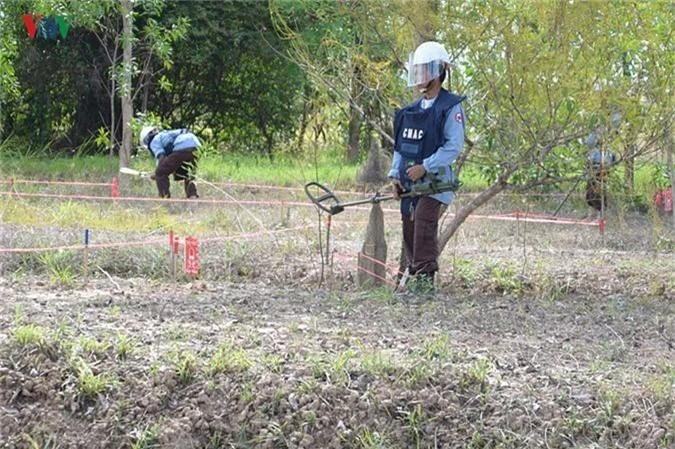 anh: bom min va cac vat lieu no tung gieo rac dau thuong o campuchia hinh 21