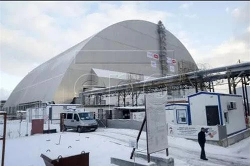 Ukraine hoàn thành "Quan tài thép" khổng lồ chụp lên nhà máy điện hạt nhân Chernobyl. Ảnh: EPA.