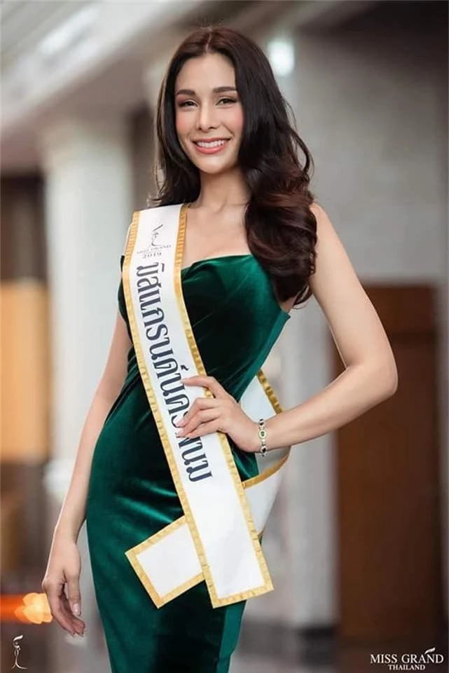 Không chỉ lạc lõng trong chiến thắng, Miss Grand ThaiLan 2019 còn bị chỉ trích bởi gương mặt đơ cứng, thiếu tự nhiên - Ảnh 4.