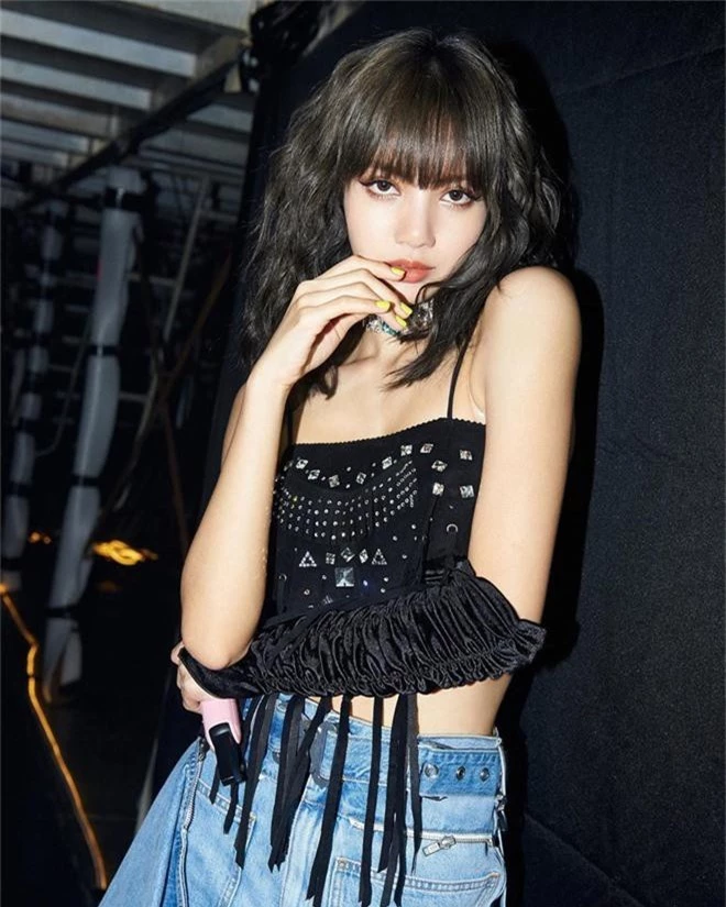 Lisa (BLACKPINK) lại khiến netizen mất máu với ảnh 4 triệu like: Để tóc đen thôi mà sexy gấp bội, ai chịu được đây? - Ảnh 7.