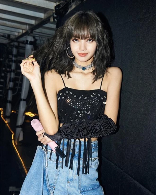 Lisa (BLACKPINK) lại khiến netizen mất máu với ảnh 4 triệu like: Để tóc đen thôi mà sexy gấp bội, ai chịu được đây? - Ảnh 9.