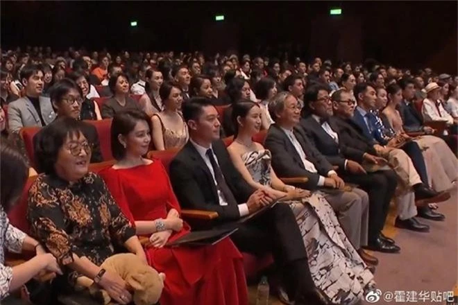 Xôn xao hình ảnh Hoắc Kiến Hoa - Lâm Tâm Như xuất hiện cùng sự kiện nhưng không chụp ảnh, ngồi chung với nhau - Ảnh 5.