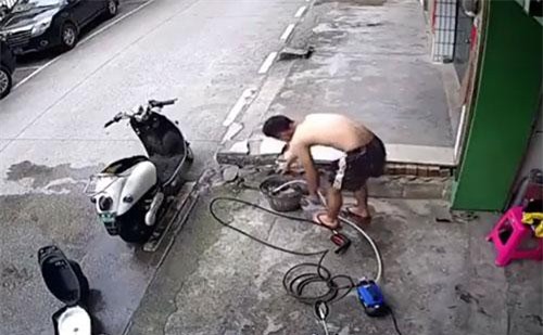 Clip: Người đàn ông bị điện giật vật lộn tự cứu mình