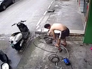Clip: Người đàn ông bị điện giật vật lộn tự cứu mình