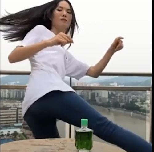 Clip: Cô gái thực hiện “thử thách đá nút chai” với mức độ cực khó