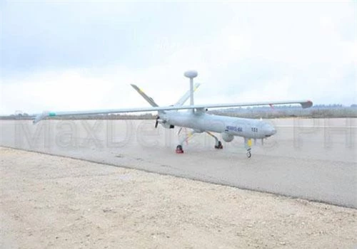 Các máy bay không người lái vừa được Philippines mang ra khoe là loại Elbit Hermes 450 do Israel sản xuất. Đây là loại máy bay không người lái cỡ trung, được thiết kế để hoạt động thời gian dài trong các nhiệm vụ mang tính chiến thuật. Nguồn ảnh: Israeldefense.