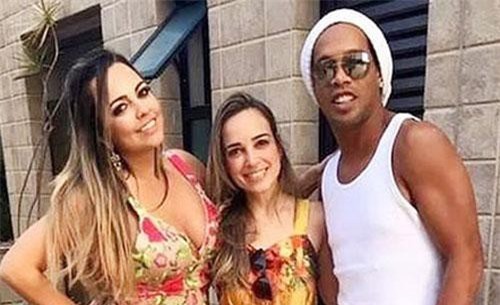 Ronaldinho bị vợ cũ khởi kiện