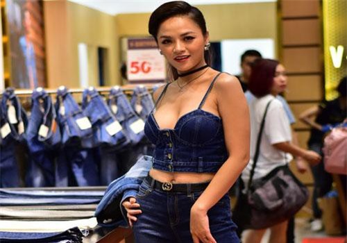 Thu Huệ của "Về nhà đi con" khoe ngực đầy với crop top denim trẻ trung