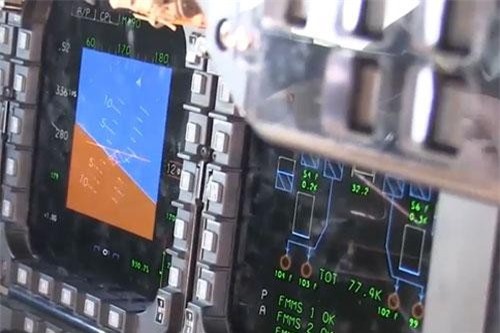 CLIP: Khám phá buồng lái của siêu máy bay ném bom tàng hình B-2 Mỹ