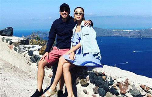 Louis Nguyễn tình tứ khoác vai Hà Tăng trên đảo thiên thần Santorini, 10 năm bên nhau vẫn hạnh phúc như ngày đầu