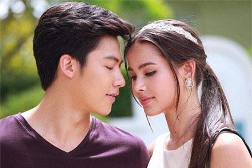 Vô tình ghé mắt vào phòng anh chị, tôi thật sự sốc khi nhìn thấy cảnh đêm tân hôn của họ!