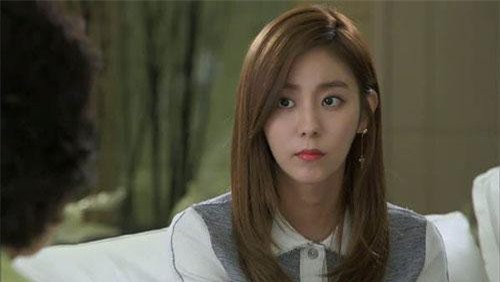 Cuộc sống ngột ngạt khi ở chung nhà với chị chồng ế