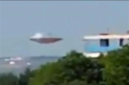 Nhiều người vẫn nghi ngờ tính xác thực của vật thể được chi là UFO này. Nhiều người vẫn nghi ngờ tính xác thực của vật thể được chi là UFO này.