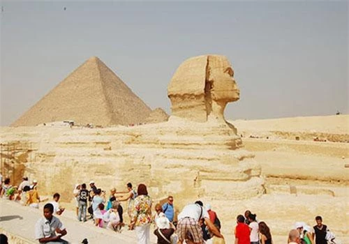 Du khách bên tượng nhân sư và kim tự tháp Giza. Ảnh: L.G.