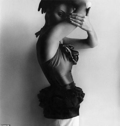 Vẻ đẹp thời trang nội y qua những khoảnh khắc nhiếp ảnh trong 100 năm qua