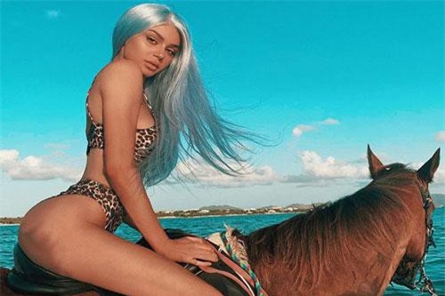 Mặc bikini cưỡi ngựa dưới biển, nữ blogger nóng bỏng bị “mắng mỏ” không thương tiếc
