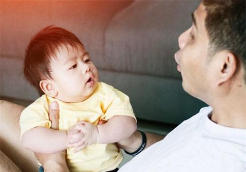 Vì sao con cần bố: Trẻ em yêu tiếng nói của mẹ nhưng lại học ngôn ngữ từ cha