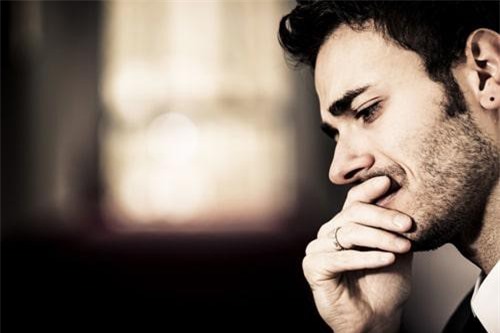 Em đến sưới ấm trái tim anh rồi lại khiến nó đớn đau thêm lần nữa.