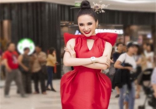 CHUYỆN SHOWBIZ (15/7): Cris Phan xin lỗi về việc body shaming trong MV của Sơn Tùng M-TP, Angela Phương Trinh xuất hiện lộng lẫy sau chuỗi ngày đi tu