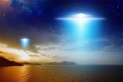 Phi công Mỹ phát hiện UFO di chuyển với tốc độ siêu thanh
