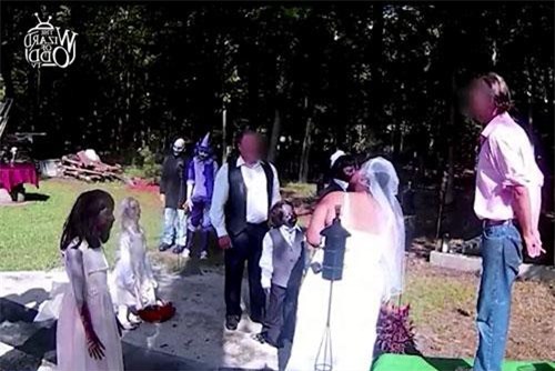 Clip: Cô gái quyết tâm kết hôn cùng búp bê thây ma dù gia đình ngăn cản