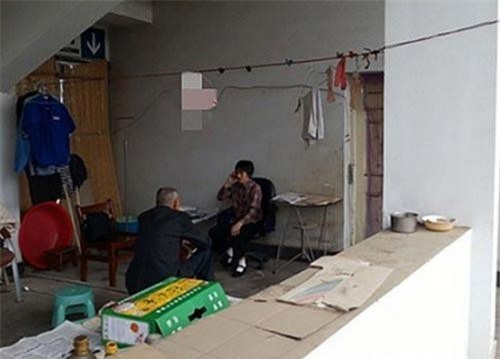 Bố mẹ 10 năm sống trong toilet nuôi 2 con ăn học