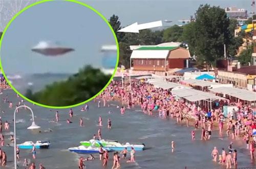 CLIP: Phát hiện UFO khổng lồ đang theo dõi người tắm biển ở Nga