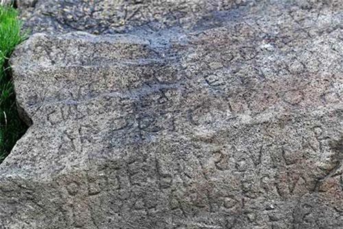 Bí ẩn phiến đá cổ 230 năm tuổi tại Pháp