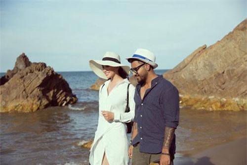 Hoa h&#x1EAD;u Ti&#x1EC3;u Vy b&#x1ECB; b&#x1EAF;t g&#x1EB7;p d&#x1EA1;o bi&#x1EC3;n c&#xF9;ng &quot;trai T&#xE2;y&quot;