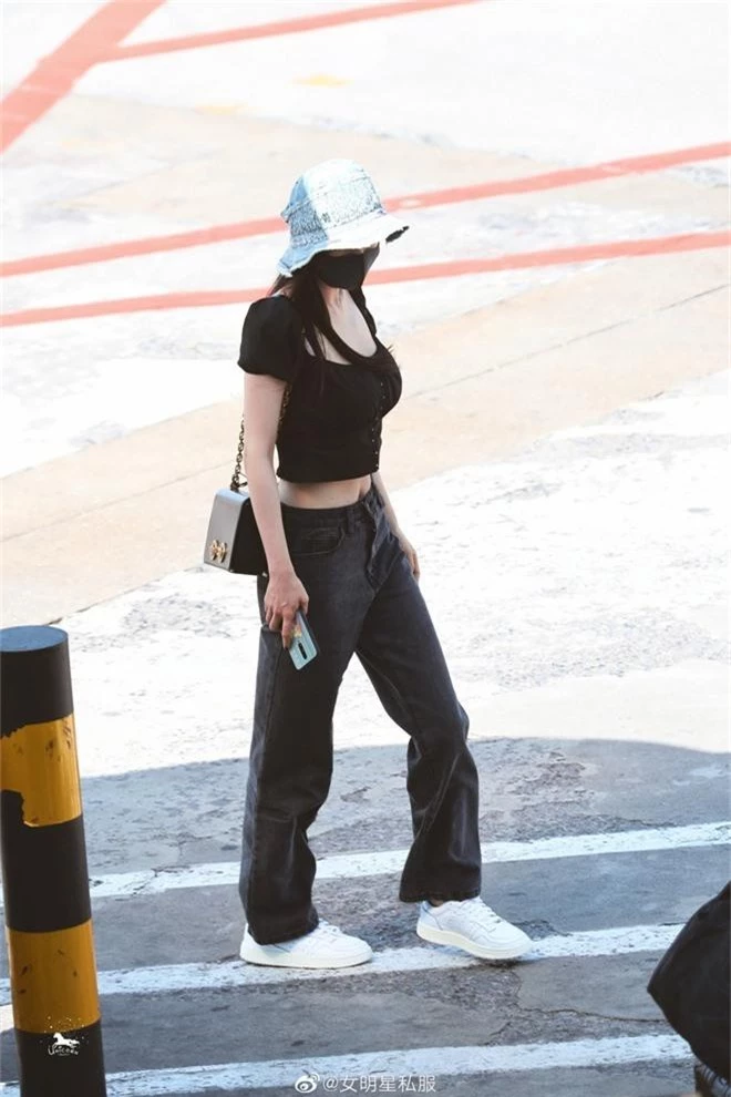 So sánh body bỏng mắt của Dương Mịch và Jennie khi diện croptop: Nữ thần Cbiz thua mỹ nhân BLACKPINK ở 2 bức ảnh để đời - Ảnh 2.