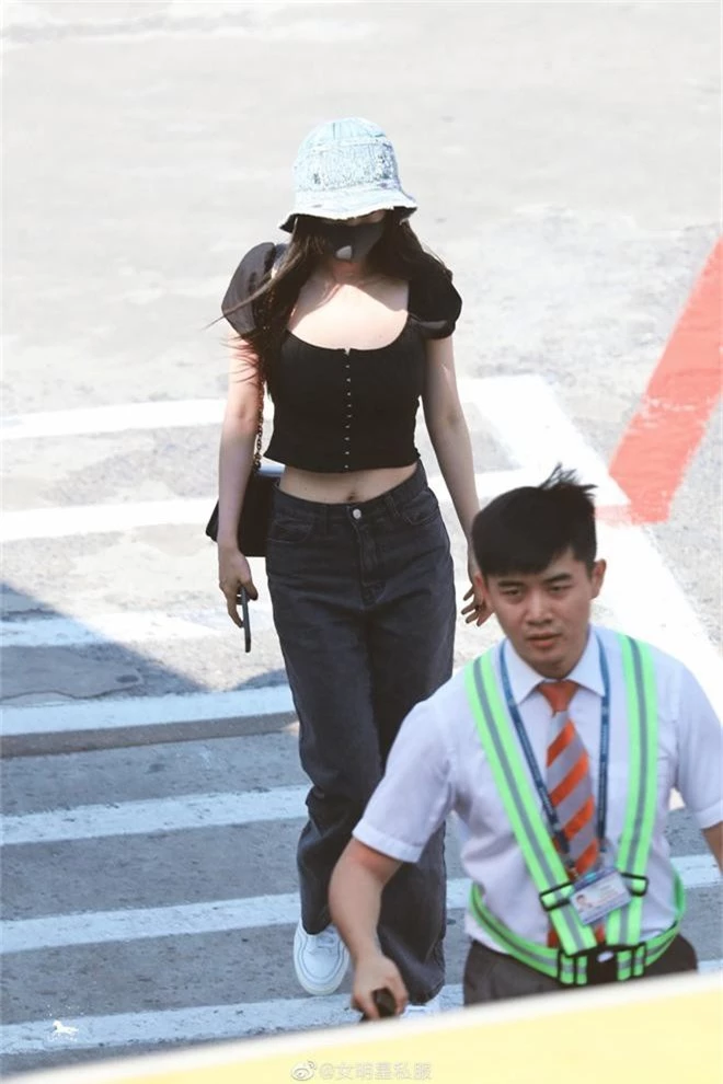 So sánh body bỏng mắt của Dương Mịch và Jennie khi diện croptop: Nữ thần Cbiz thua mỹ nhân BLACKPINK ở 2 bức ảnh để đời - Ảnh 3.