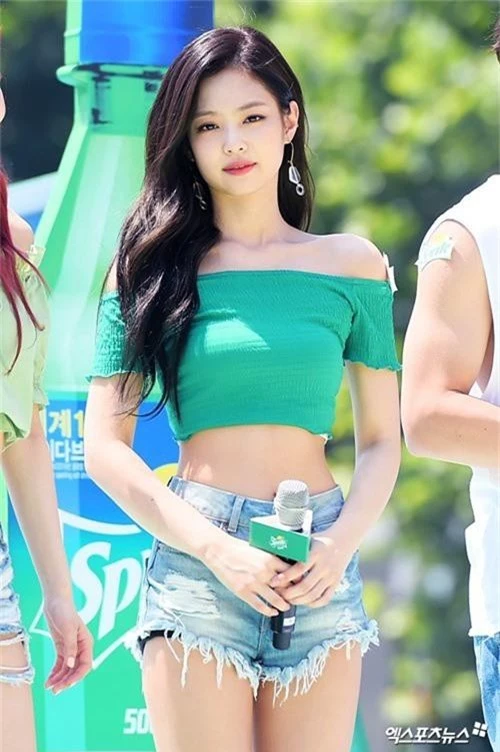 So sánh body bỏng mắt của Dương Mịch và Jennie khi diện croptop: Nữ thần Cbiz thua mỹ nhân BLACKPINK ở 2 bức ảnh để đời - Ảnh 9.