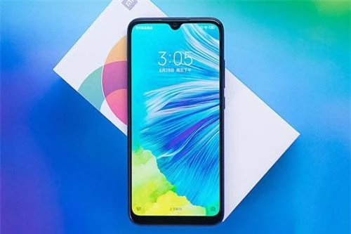 Mi CC9e được trang bị tấm nền màn hình Super AMOLED kích thước 6,088 inch, độ phân giải HD Plus (1.560x720 pixel), mật độ điểm ảnh 286 ppi. Màn hình này được chia theo tỷ lệ 19,5:9, bảo vệ bởi kính cường lực Corning Gorilla Glass 5.