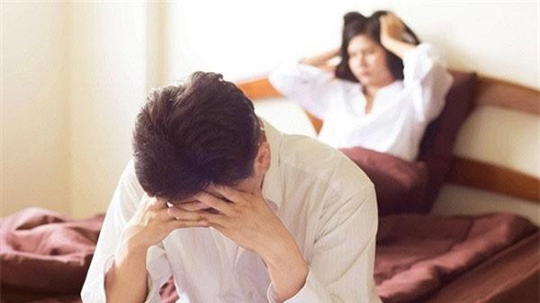 Tận mắt thấy vợ chưa cưới tình tứ với đàn ông lạ, anh bạn trai ghen tuông không nghe giải thích, hủy hôn luôn nhưng 1 tháng sau gặp lại thì điếng người