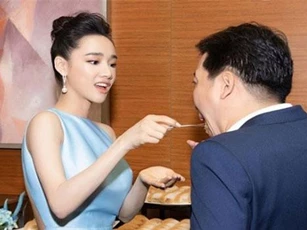 Nhã Phương tình tứ đút bánh cho Trường Giang, dân mạng chưa kịp khen đã phì cười khi nhìn ra "điểm sai sai"