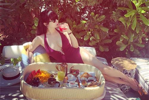 Đã qua 2 lần sinh nở, bà xã của BTV Quốc Khánh vẫn tự tin khoe dáng nóng bỏng khiến dân mạng không khỏi trầm trồ