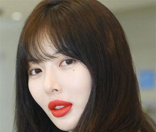 'Nữ hoàng sexy' Hàn Quốc đăng ảnh cận mặt sau ồn ào vừa bơm môi