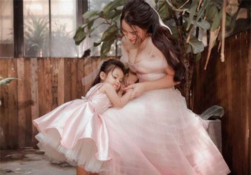 Hải Băng tung loạt hình như chưa từng sinh nở khi chụp cùng con gái cưng, nhưng đáng chú ý lại là lời nhắn nhủ này