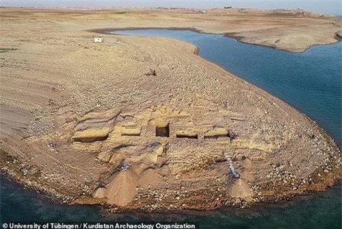  Cung điện 3.400 năm của đế chế Trung Đông nổi lên giữa dòng sông sau hạn hán.