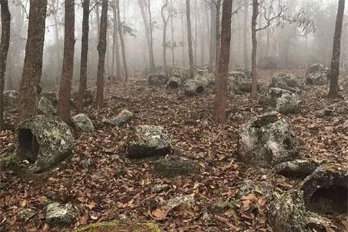 Bí ẩn những chiếc chum đá nghìn năm chứa hài cốt người chết ở Lào