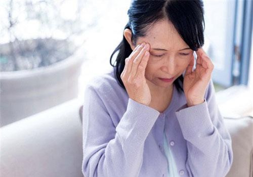 Vừa nhìn thấy con dâu tương lai, mẹ tôi bần thần rồi cúi mặt lau nước mắt đầy xúc động nhưng tôi lại không dám cưới cô ấy nữa